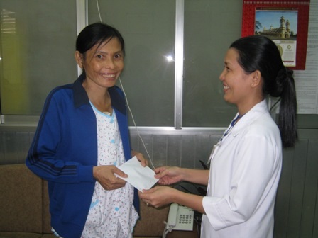 Nụ cười rạng rỡ trở lại trên môi người đàn bà một thời khốn khổ