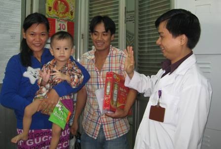 Nhờ sự giúp đỡ của bạn đọc Dân trí bé Nghĩa đã có trái tim khỏe mạnh