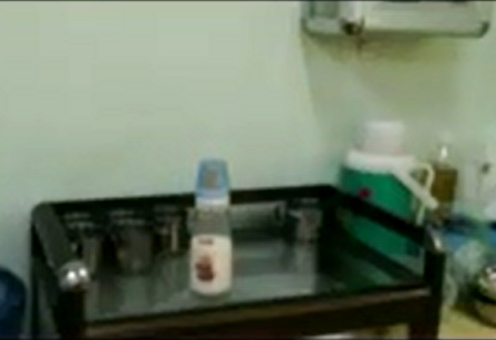 Bình sữa của bé C.L. bị cô thúy bỏ thuốc được phụ huynh ghi hình lại