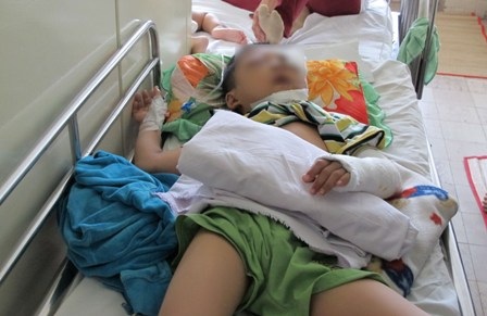 Bé Kh. đang điều trị tại bệnh viện Chợ Rẫy trong tình trạng nặng