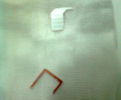 Mẩu khung sim điện thoại được lấy ra từ thực quản của bé