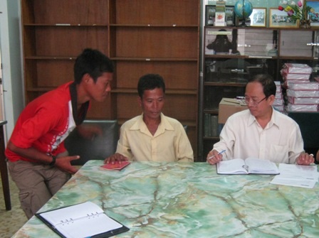 Ông nội và cha của bệnh nhi Sơn Đức đến bệnh viện làm thủ tục nhận lại bé