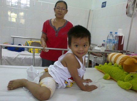 Đắng lòng nhìn bé Thiên Bảo cười trên giường bệnh - 5 nên cố gắng tập ngồi dậy và hạnh phúc trong nụ cười hồn nhiên.