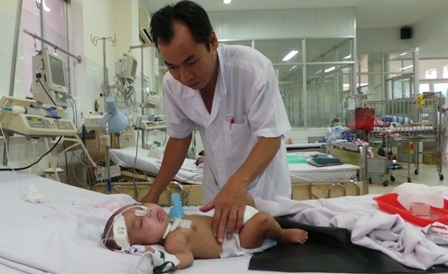BS Phan Tứ Quí, người luôn theo sát từng hơi thở của bé Sơn Đức