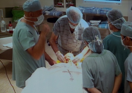 BS McKinnon (đứng giữa) chuẩn bị cho cuộc mổ