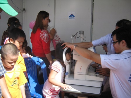 Trẻ được thăm khám, phát thuốc miễn phí các bệnh thông thường