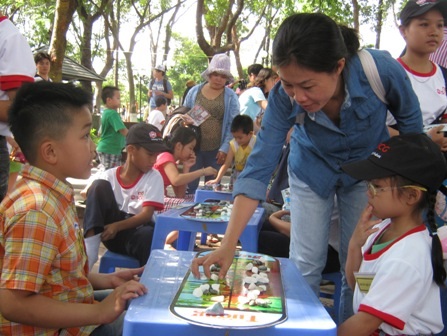 Trò chơi dân gian luôn lôi cuốn sự chú ý và thích thú của trẻ