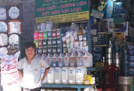 Việc kinh doanh hóa chất tại chợ Kim Biên đang thiếu kiểm soát