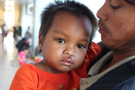 Nụ cười của trẻ là niềm vui cho gia đình và xã hội