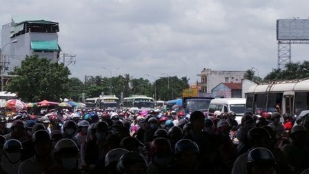 Dòng phương tiện chen lấn nhích từng bước khó khăn