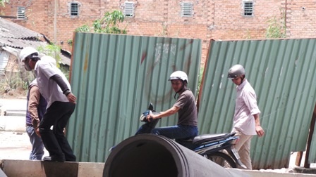 Không ít người tìm cách phá rào công trình để thoát thân