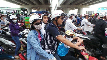 Những gương mặt căng thẳng giữa đám đông.