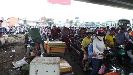 Quốc lộ 13 qua ngã tư bình Triệu đã kẹt xe nhiều giờ