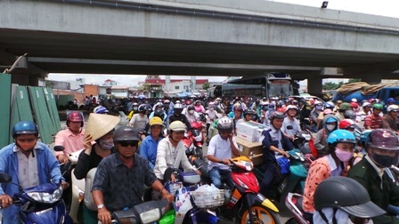 Dòng phương tiện chen lấn nhích từng bước khó khăn