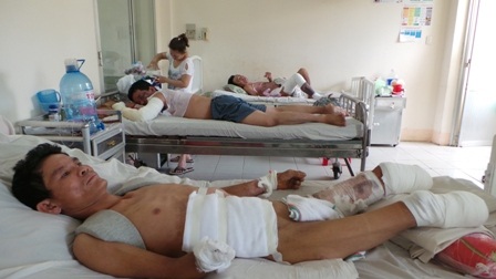 Mất 2 chân và cánh tay phải, anh Vinh trở thành gánh nặng của vợ con