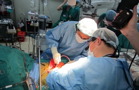 Bác sĩ đang thực hiện ca cắt ghép cho bệnh nhân T.