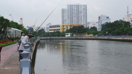 Hoạt động đánh bắt cá diễn ra nhộn nhịp bất chấp việc lệnh cấm