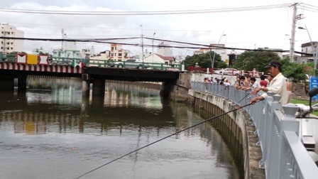 Người dân tự do đứng câu nhưng không thấy ai cấm cản.