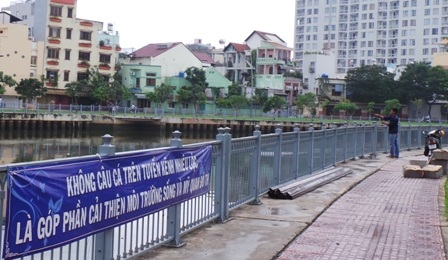 Cần thủ buông cần cạnh bảng cấm