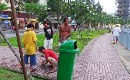 Những con cá vừa được thả xuống đã bị bắt lại