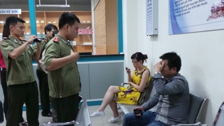 Hai người Trung Quốc trốn trong tollet bị phát hiện