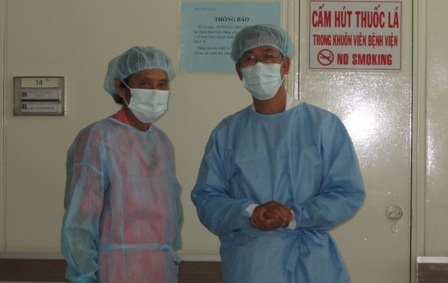 Ông H.T.C. (bên trái) vui mừng trước ngày xuất viện