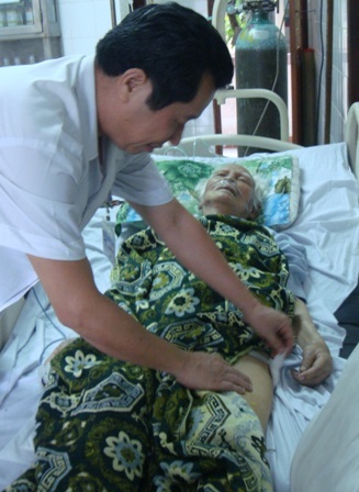 Kết xương bằng vít xốp, cứu giáo sư Hoàng Như Mai - 1 BS. Trịnh Đức Thọ thăm khám cho GS. Hoàng Như Mai