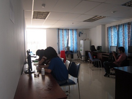 “Bác sĩ” Trung Quốc chốt chặt cửa trốn thanh tra - 2 Những người Trung Quốc bị phát hiện có mặt tại phòng khám