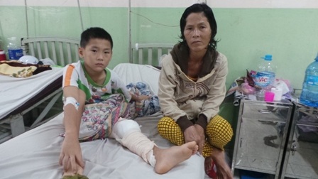 Bé Tài cùng bà ngoại tại bệnh viện 175