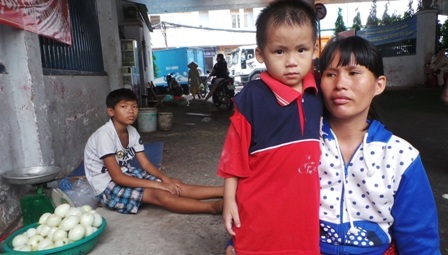 Những đứa con ăn đói, mặc rách của người mẹ đường phố