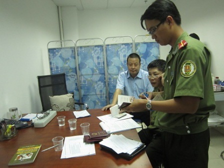 “Bác sĩ” Trung Quốc chốt chặt cửa trốn thanh tra - 4 Cơ quan chức năng đang tiếp tục điều tra những sai phạm của phòng khám