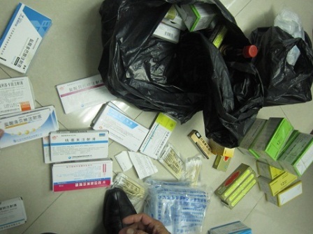 “Bác sĩ” Trung Quốc chốt chặt cửa trốn thanh tra - 3 Nhiều loại thuốc không có phụ đề tiếng Việt