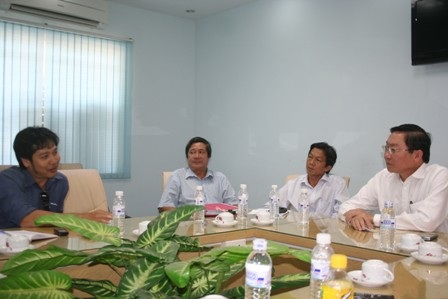 Ông Bỉnh (bên phải) cùng đại diện BV Bình Dân khi làm việc với gia đình góa phụ