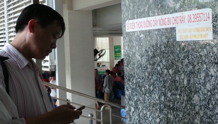 Số điện thoại đường dây nóng được dán công khai tại bệnh viện Chợ Rẫy (Ảnh: Vân Sơn)