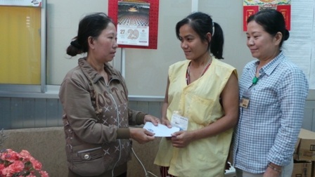 Gia đình chị Khanh chia sẻ 5 triệu đồng với bệnh nhân cùng cảnh ngộ