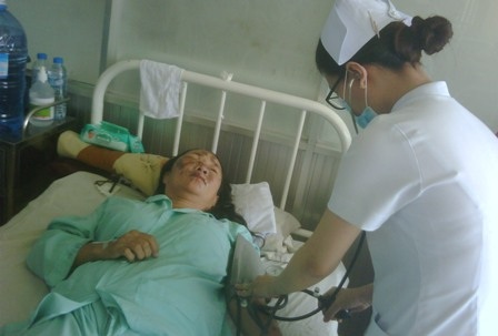 Nạn nhân vụ tạt axit kinh hoàng có nguy cơ bị mù - 1 Bà Hà bị vạ lây khi nhận ca axit từ kẻ si tình.