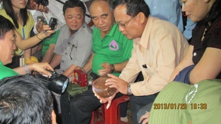 Cậu Thủy (áo xám) tại buổi khai quật ngày 29/1/2013.