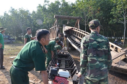 Hai chiếc xuồng trong vụ tai nạn bị tạm giữ (ảnh: Đình Thảo)