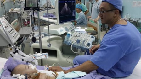 Một bé trong ca tách song sinh phải dùng máy tạo nhịp tim - 1 Bệnh viện Nhi Đồng 2 đang nỗ lực giúp các bé sớm bình phục