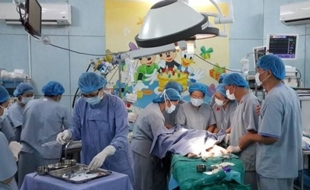 Hai bé chuẩn bị bước vào cuộc mổ (ảnh: BS Định)