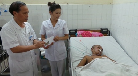 BS Trần Văn Thành nhận sự giúp đỡ từ bạn đọc Dân trí cho bệnh nhân vô danh