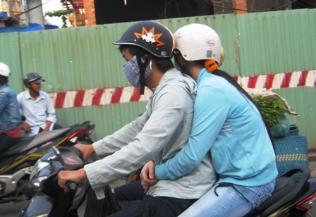 Những vòng tay của các đôi tình nhân cũng siết chặt hơn khi trời “trở gió”