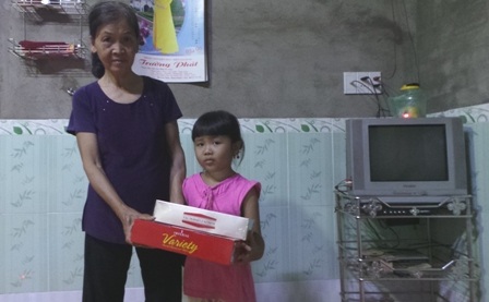 Niềm vui của hai bà cháu trong căn nhà còn thơm mùi vôi vữa