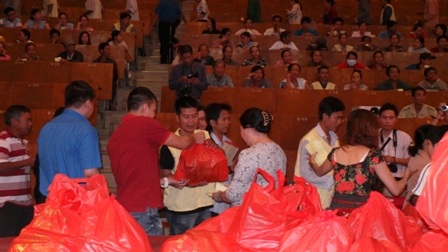 Trao quà cho bệnh nhân đón tết tại bệnh viện là hoạt động thường niên của Chợ Rẫy