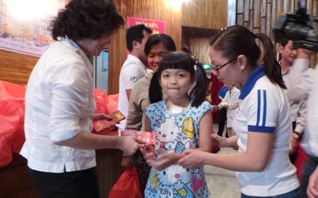 Tình nhân ái đong đầy hơn từ những món quà tết trao tay