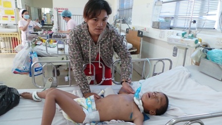 Bệnh uốn ván đang ăn mòn sự sống của bé Phát