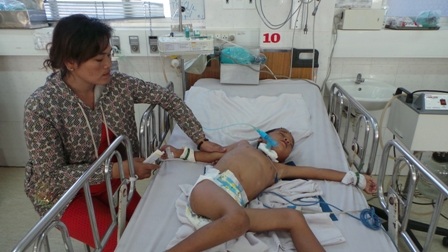 Người mẹ nghèo đau đớn nhìn con vật vã trong vô vọng