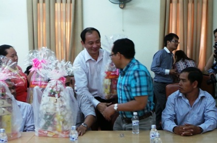 Ông Tăng Chí Thượng, Phó giám đốc Sở Y tế tặng quà cho các bác sĩ dân tộc