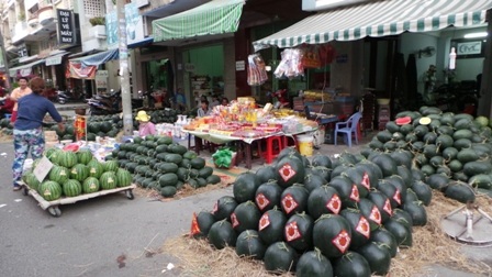 Hết ngày 27 tết nhưng nhiều người bán hoa, trái cây còn ngồi chờ khách