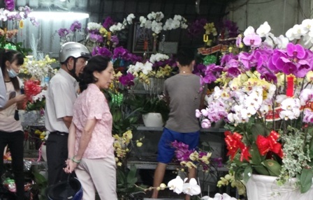 Người mua thì ít, người đến tham khảo giá thì nhiều